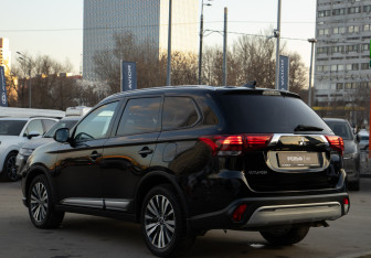 Подержанный автомобиль Mitsubishi Outlander 2020 года (5 фото)