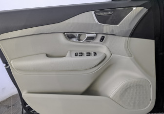 Подержанный автомобиль Volvo XC90 2017 года (19 фото)