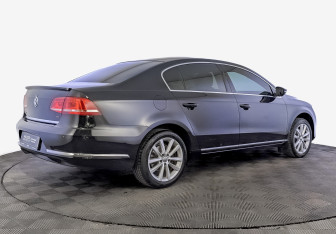 Подержанный автомобиль Volkswagen Passat Sedan 2012 года (5 фото)