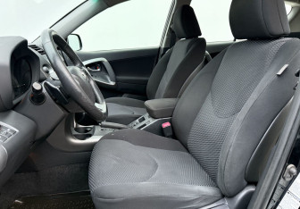 Подержанный автомобиль Toyota RAV4 2010 года (10 фото)