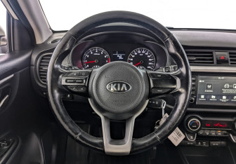 Подержанный автомобиль Kia Rio Sedan 2018 года (21 фото)