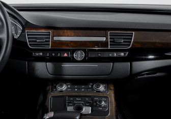 Подержанный автомобиль Audi A8 2015 года (13 фото)