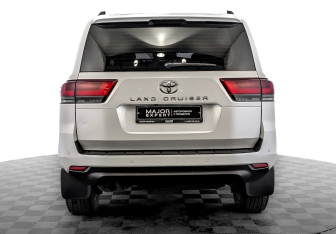 Подержанный автомобиль Toyota Land Cruiser Suv 2022 года (6 фото)
