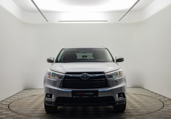 Подержанный автомобиль Toyota Highlander 2014 года (2 фото)