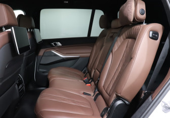 Подержанный автомобиль BMW X7 2020 года (10 фото)