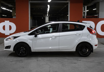 Подержанный автомобиль Ford Fiesta Hatchback 2018 года (8 фото)