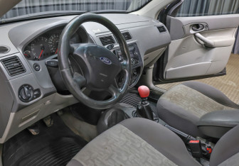 Подержанный автомобиль Ford Focus Sedan 2005 года (7 фото)