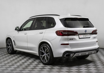Подержанный автомобиль BMW X5 2019 года (8 фото)