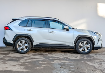 Подержанный автомобиль Toyota RAV4 2021 года (4 фото)