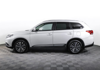 Подержанный автомобиль Mitsubishi Outlander 2021 года (8 фото)