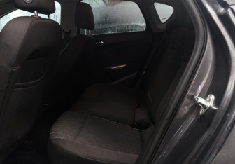 Подержанный автомобиль Opel Astra Hatchback 2010 года (10 фото)