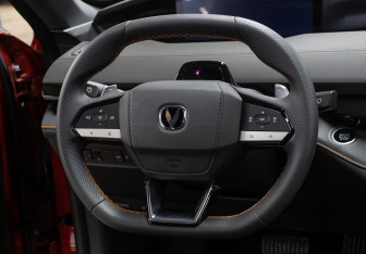 Подержанный автомобиль Changan UNI-V 2023 года (14 фото)