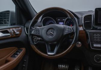 Подержанный автомобиль Mercedes-Benz GLE 2015 года (15 фото)