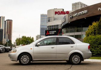 Подержанный автомобиль Chevrolet Aveo Sedan 2005 года (6 фото)