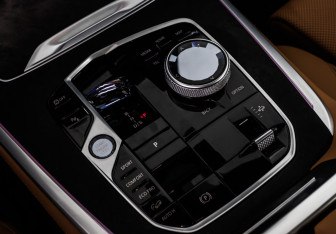 Подержанный автомобиль BMW X7 2024 года (25 фото)