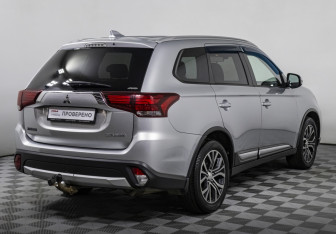 Подержанный автомобиль Mitsubishi Outlander 2017 года (5 фото)