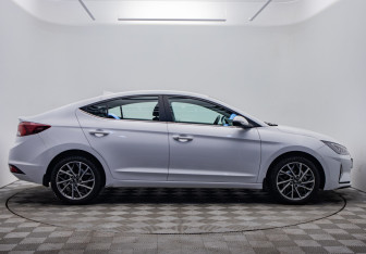 Подержанный автомобиль Hyundai Elantra Sedan 2019 года (6 фото)