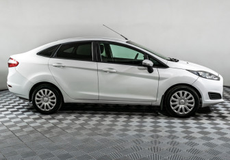 Подержанный автомобиль Ford Fiesta Sedan 2015 года (4 фото)