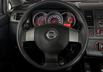 Подержанный автомобиль Nissan Tiida Sedan 2013 года (17 фото)