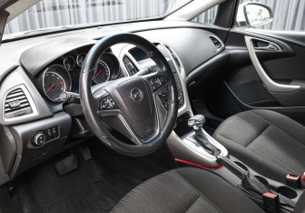 Подержанный автомобиль Opel Astra Hatchback 2011 года (15 фото)