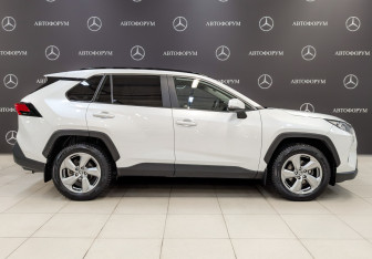 Подержанный автомобиль Toyota RAV4 2020 года (4 фото)