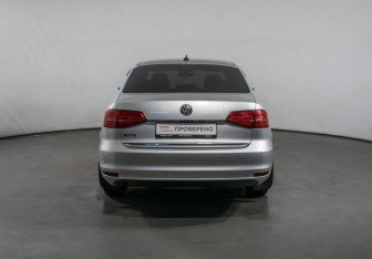 Подержанный автомобиль Volkswagen Jetta Sedan 2018 года (6 фото)