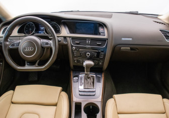 Подержанный автомобиль Audi A5 Coupe 2014 года (13 фото)