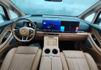 Подержанный автомобиль Voyah Dream 2024 года (9 фото)