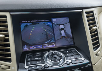 Подержанный автомобиль Infiniti QX70 2014 года (13 фото)