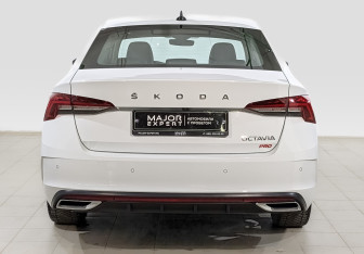 Подержанный автомобиль Skoda Octavia Liftback 2023 года (6 фото)