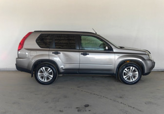 Подержанный автомобиль Nissan X-Trail 2010 года (8 фото)