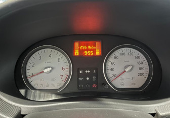 Подержанный автомобиль Renault Sandero 2010 года (14 фото)