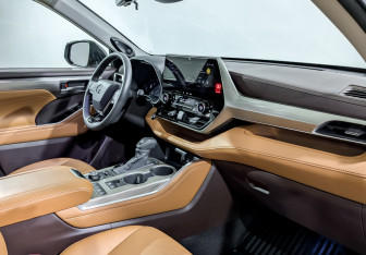 Подержанный автомобиль Toyota Highlander 2025 года (11 фото)