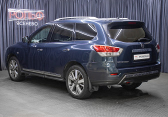 Подержанный автомобиль Nissan Pathfinder 2014 года (7 фото)