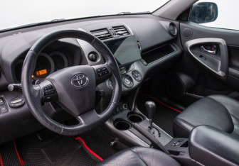 Подержанный автомобиль Toyota RAV4 2010 года (9 фото)