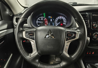 Подержанный автомобиль Mitsubishi Pajero Sport 2020 года (12 фото)