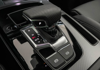 Подержанный автомобиль Audi Q5 2024 года (15 фото)