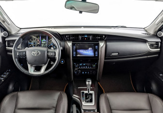 Подержанный автомобиль Toyota Fortuner 2018 года (14 фото)