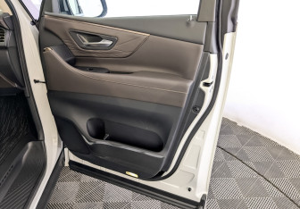 Подержанный автомобиль Toyota Alphard 2024 года (26 фото)