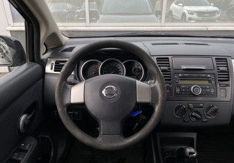 Подержанный автомобиль Nissan Tiida Hatchback 2010 года (13 фото)