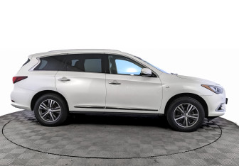 Подержанный автомобиль Infiniti QX60 2018 года (4 фото)