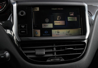 Подержанный автомобиль Peugeot 208 2013 года (10 фото)