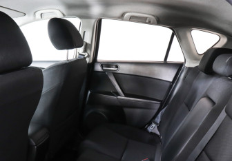 Подержанный автомобиль Mazda 3 Hatchback 2010 года (8 фото)