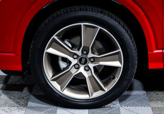 Подержанный автомобиль Audi Q2 2021 года (15 фото)