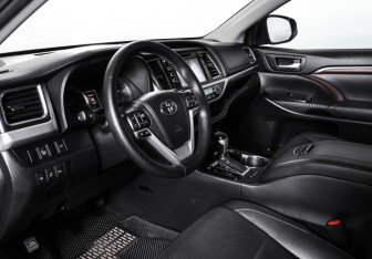 Подержанный автомобиль Toyota Highlander 2014 года (15 фото)