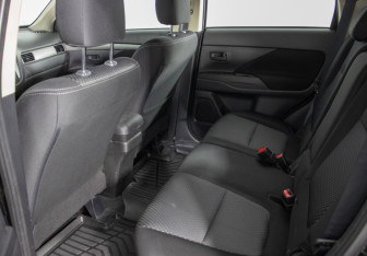 Подержанный автомобиль Mitsubishi Outlander 2017 года (11 фото)