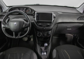 Подержанный автомобиль Peugeot 208 2014 года (13 фото)