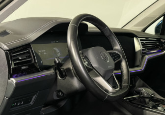 Подержанный автомобиль Volkswagen Touareg 2022 года (13 фото)