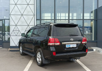 Подержанный автомобиль Toyota Land Cruiser Suv 2008 года (7 фото)