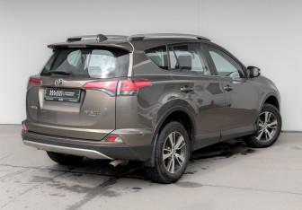 Подержанный автомобиль Toyota RAV4 2016 года (5 фото)